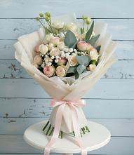 Букет цветов из:  Розы и Лизиантусы в Хомутовке