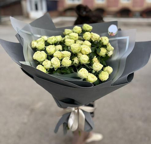 Букет Белые кустовые розы Солинеро в Хомутовке