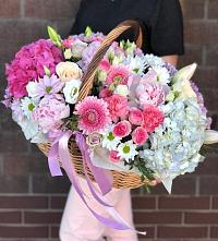 Цветочная композиция из Розы, Хризантемы, Пионы и Лизиантусы в корзине #REPLACE_PRED# Хомутовке