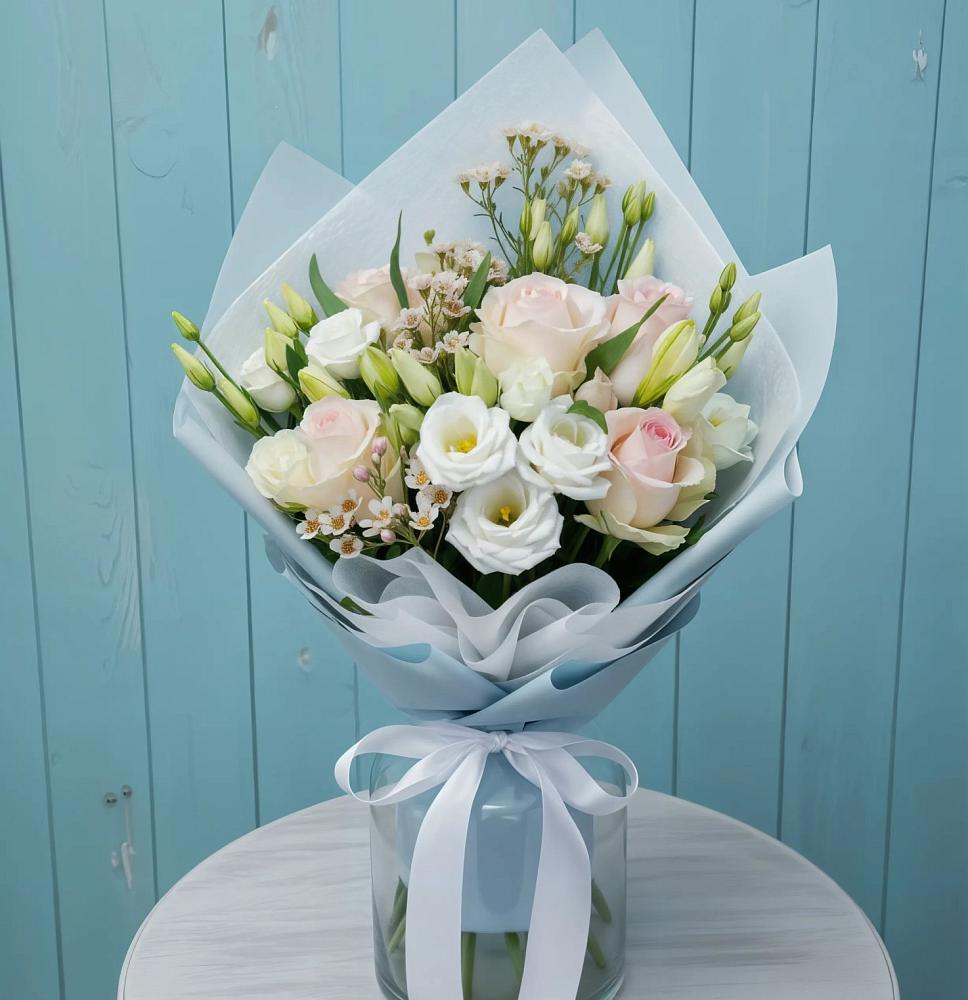 Букет цветов из: Розы и Лизиантусы в Хомутовке