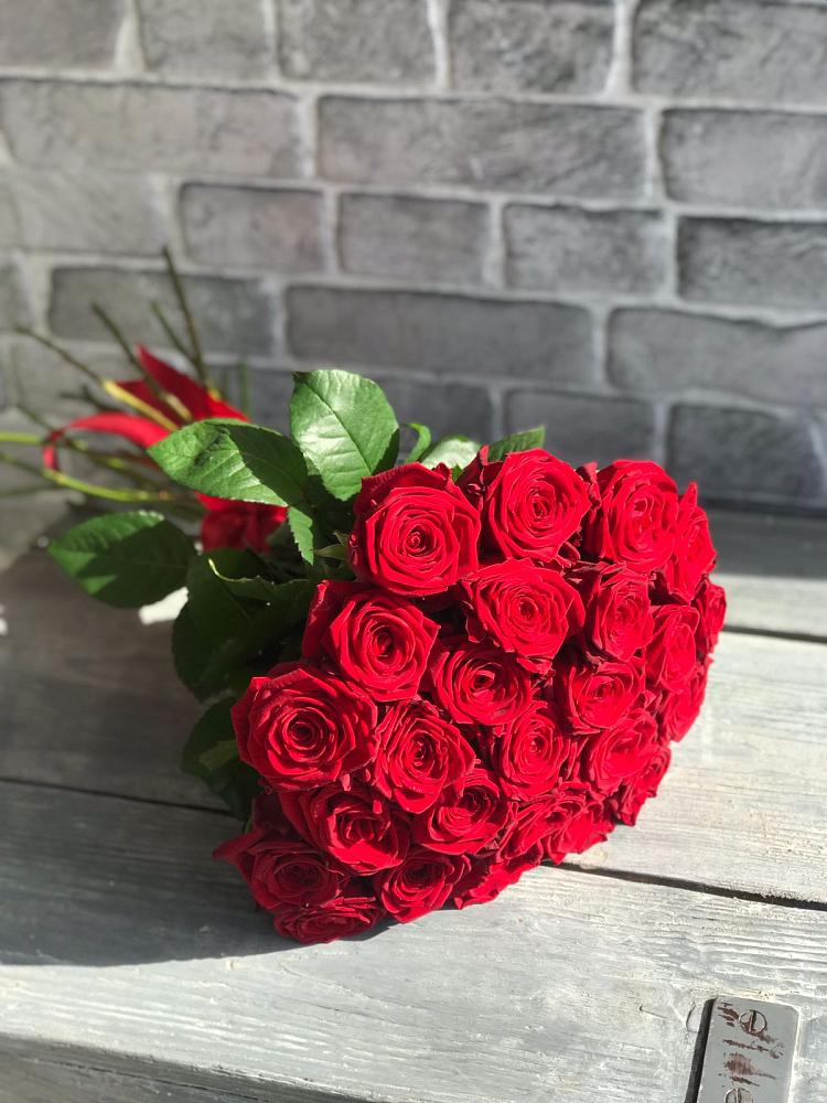 Букет Красные розы Фридом в Хомутовке