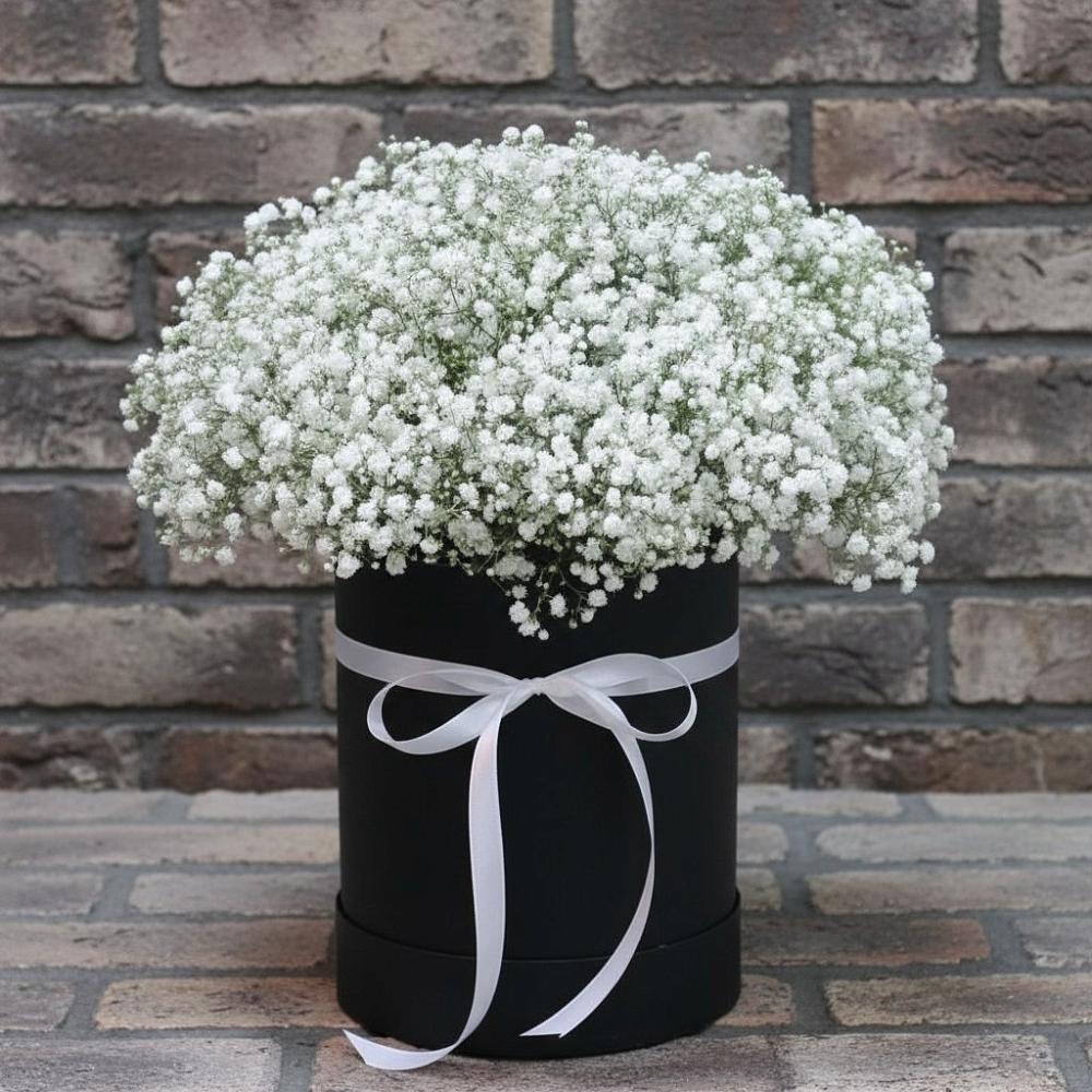 Цветочная композиция из Гипсофила в шляпной коробке в Хомутовке