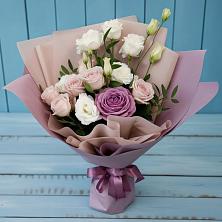 Букет цветов из:  Розы и Лизиантусы в Хомутовке