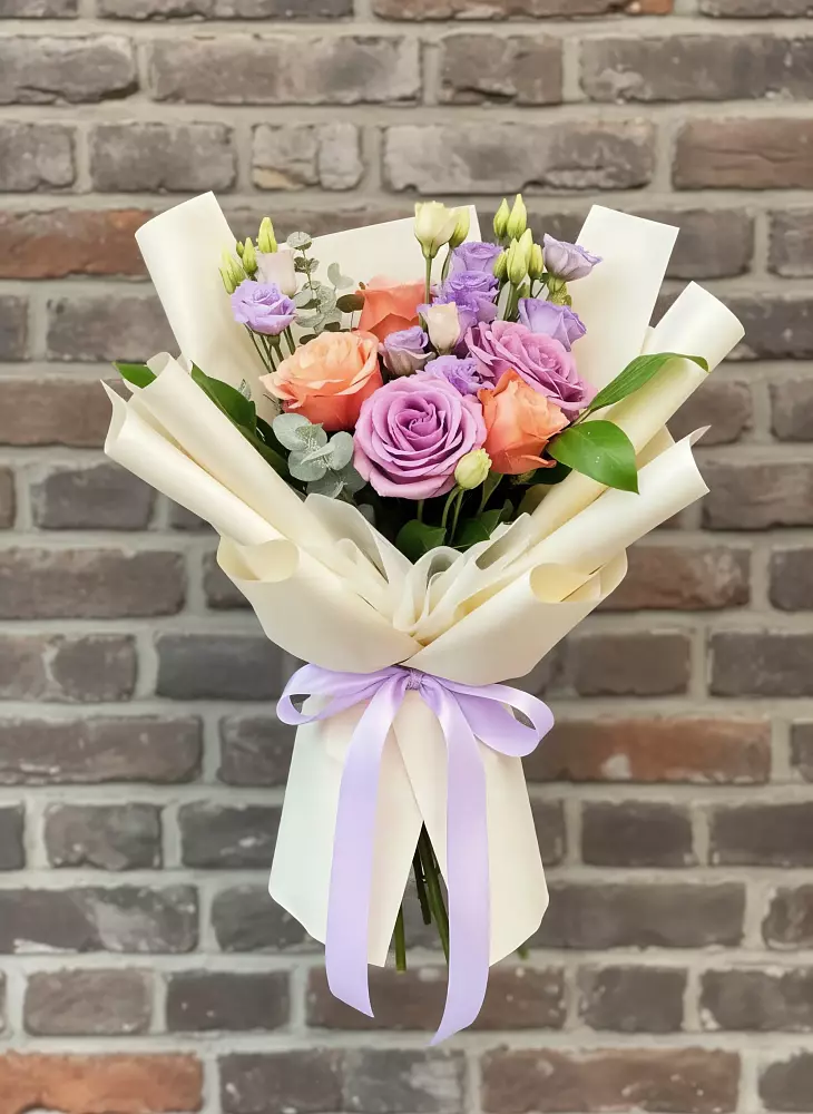 Букет цветов из: Лизиантусы и Розы в Хомутовке