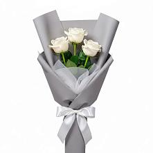 Букет 3 белые розы в Хомутовке