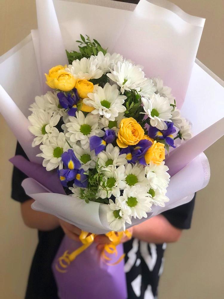Букет цветов из: Ирисы, Хризантемы и Розы в Хомутовке