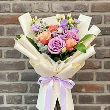 Букет цветов из:  Лизиантусы и Розы в Хомутовке