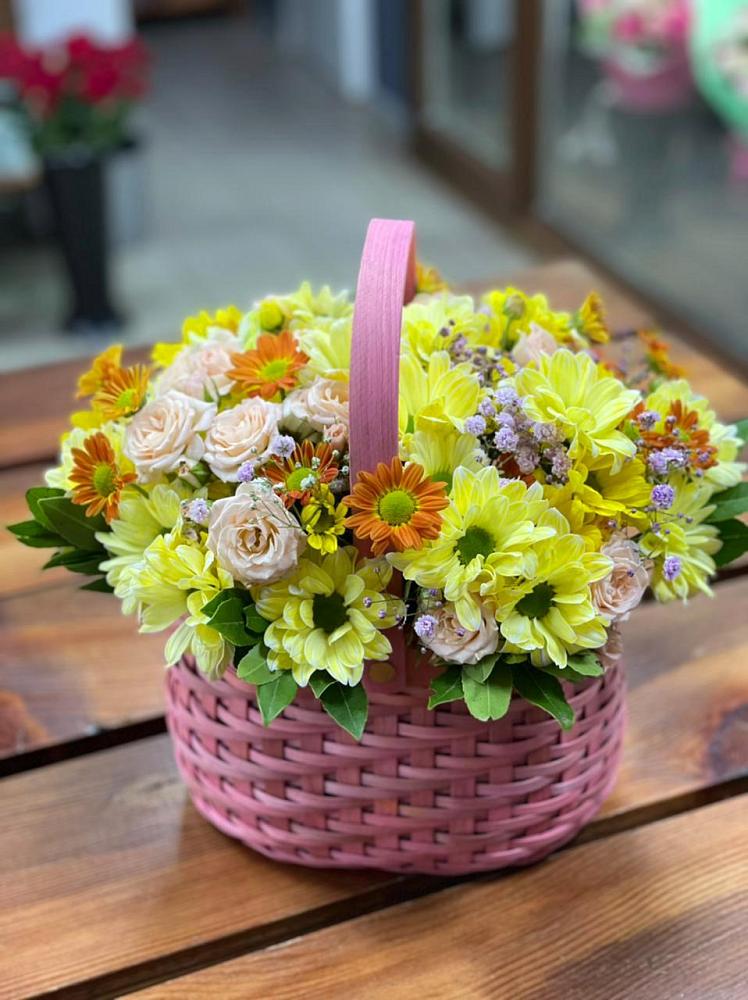 Цветочная композиция из Хризантемы и Розы в корзине в Хомутовке