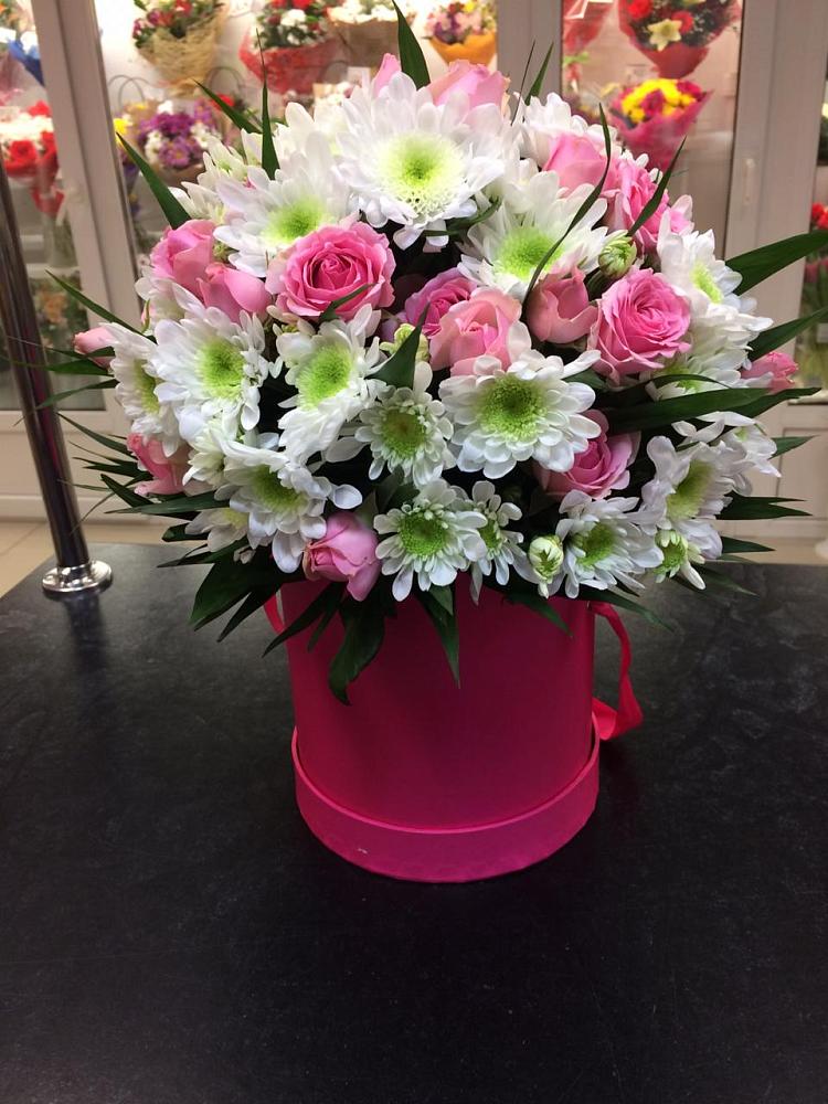 Цветочная композиция из Розы и Хризантемы в шляпной коробке в Хомутовке