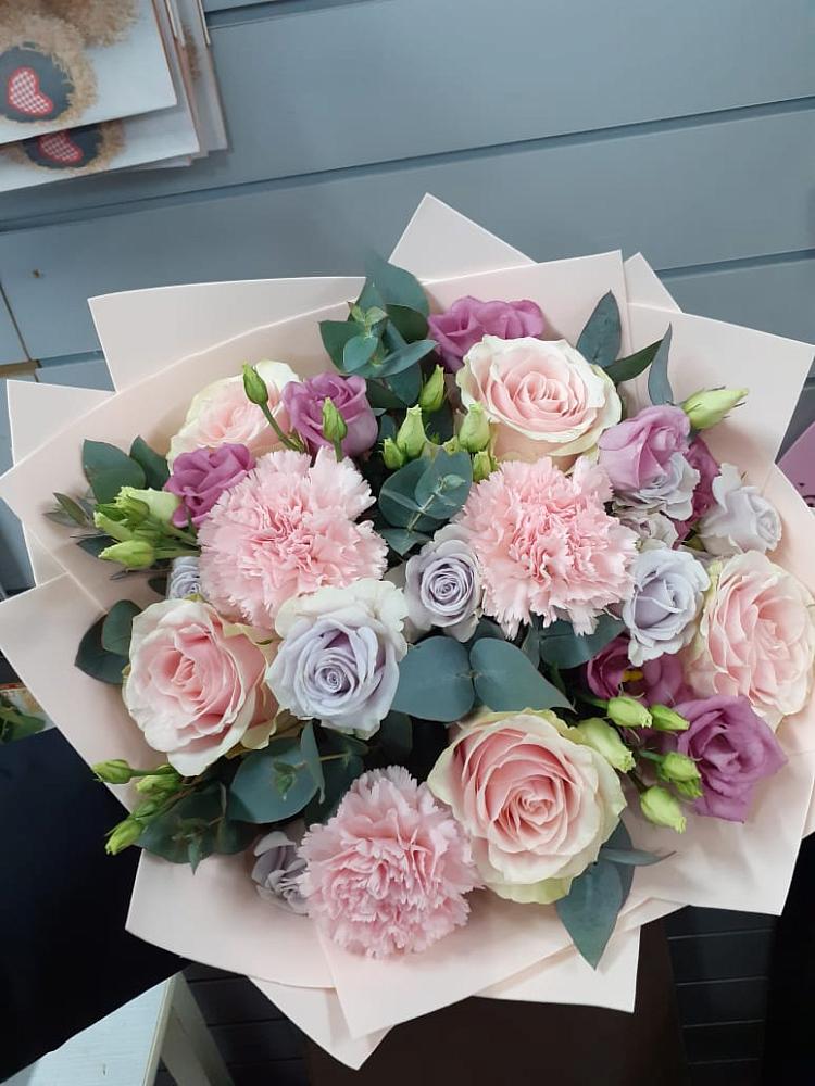 Букет цветов из: Розы, Гвоздики и Лизиантусы в Хомутовке