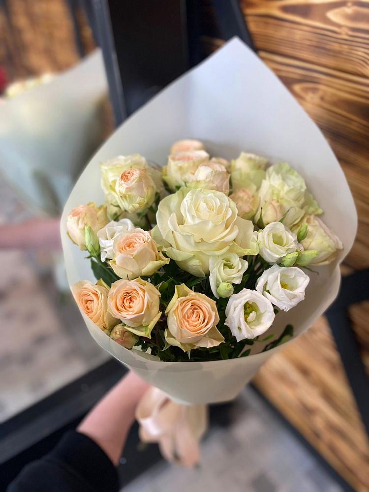 Букет цветов из: Розы и Лизиантусы в Хомутовке