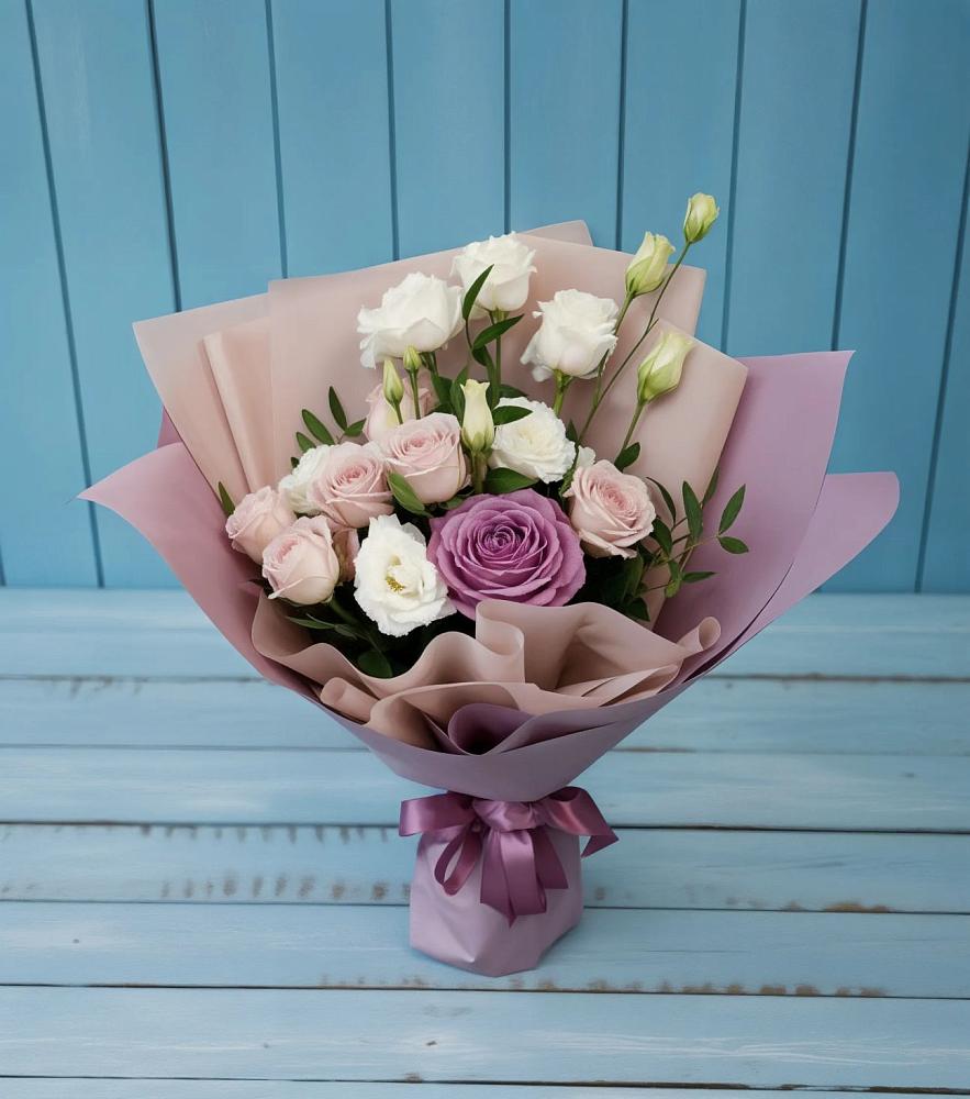 Букет цветов из: Розы и Лизиантусы в Хомутовке